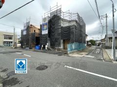 北側公道約4.1ｍ。東側公道約6.4ｍ。