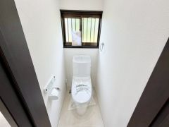 ウォシュレット、暖房便座、節電・節水機能など、使い勝手のよい高機能トイレです。