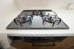 同仕様写真。現況と異なる場合は現況を優先します。3種類の料理が同時に調理できる、3口ガスコンロ。