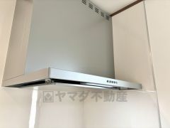 調理により発生する油煙や臭いを吸い込み、屋外へ排気してくれます。