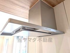 コンロ上には換気扇完備＾＾すぐ横に小窓が設けられているので、換気扇と合わせてWで換気できます＾＾