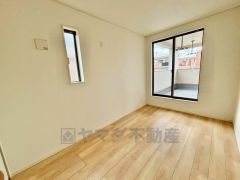 2面採光を確保した爽やかな風を感じて起きる朝は、快適生活の始まりに。バルコニーに面していて日当たりがよく、寝室としての利用もおすすめです＾＾