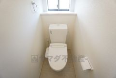ウォシュレット付きトイレです。1階2階の2ヶ所にトイレがあるので、忙しい朝にもゆとりができますね＾＾