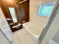 窓付き・浴室乾燥機で換気・雨の日の洗濯もばっちり＾＾明るく清潔にたもてるバスルームです＾＾足を伸ばせる浴槽で毎日の疲れを癒しましょう。