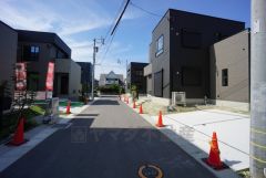 前面道路は西側約5m。
