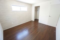 デザインクロスがアクセントになった落ち着いた雰囲気の洋室です。