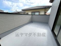 陽当たりの良いバルコニーです。お洗濯やお布団干しはもちろん、日光浴スペースにも。足元は防水工事施工済です。