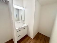 おしゃれでシンプルな三面鏡付の洗面台。脱衣所には洗濯物をそのまま干せるようにオープンクローゼットを設けました。収納スペースもしっかり確保しております＾＾