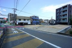 北東側約6ｍの公道に面しています。