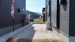 お子様と公園に行けない日も、のびのびお庭で遊べるのがうれしいですね。ガーデニングやお子様のプールなど大活躍です＾＾