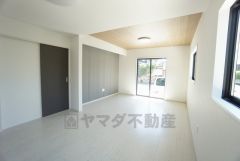 家族が集まる開放的なリビング。思い思いの時間を過ごしたり食事をしたり、素敵な団らんの場になりますね。
