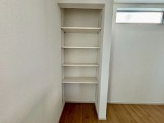 まとめ買いしてもこの収納量なら心配要らずのパントリー。調理家電や食品のストックをすっきりまとめられ、キッチン周りを広々使えます。