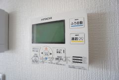 キッチン横から温度調節など楽々操作できる給湯器リモコンです＾＾忙しい夕飯の準備の時間帯に重宝しますね。
