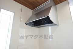 コンロ上には換気扇完備＾＾すぐ横に小窓が設けられているので、換気扇と合わせてWで換気できます＾＾