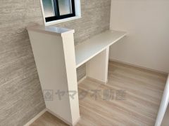 スタディーカウンターが設置されています＾＾ネット環境設置コーナーとして、インテリアを飾って趣味のコーナーとして活躍してくれそうです＾＾