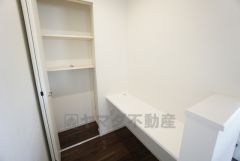 同仕様写真。現況と異なる場合は現況を優先します。棚が付いているので、タオルや着替えなども置くスペースが確保できて助かりますね。