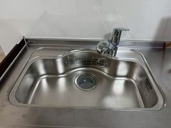 大きなお鍋も楽々洗える、幅が広いシンク。 洗剤や石鹸、スポンジもすっきりできる収納付き。浄水器が一体化した水栓シャワーが付いているので、節水効果もありますね＾＾