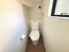 窓付きのトイレは換気もしやすく清潔に使えます＾＾ウォシュレット付きトイレです。1階2階の2ヶ所にトイレがあるので、忙しい朝にもゆとりができますね＾＾