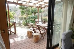 リビングからつながるウッドデッキ＾＾ 開放的なスペースは休日にBBQやティータイムなどに使えて楽しめます＾＾