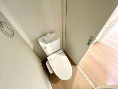 ウォシュレット付きトイレです。1階2階の2ヶ所にトイレがあるので、忙しい朝にもゆとりができますね＾＾