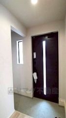 玄関にはシューズクローク付き。ご家族全員分の靴からベビーカーやゴルフバッグなどもしっかり収納できます＾＾