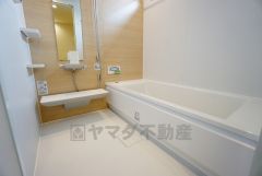 同仕様写真。現況と異なる場合は現況を優先します。1日の疲れを癒すくつろぎのバスルーム。足を伸ばしてもゆったりと入れるサイズです。