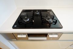 掲載写真は、同一ハウスメーカーの施工事例を使用しています。インテリア・家具等も含め、雰囲気の参考としてご覧ください。実際の物件とは、仕様・設備・色味などが一部異なる場合がございます。