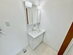 洗面台、洗濯機置き場、バスルームが連なっている、生活導線の考えられた作りになっています。