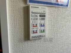 浴室暖房乾燥機付き。天候に左右されず、いつでも好きなときに洗濯物を干せるので、仕事や家事で忙しい方に重宝します。