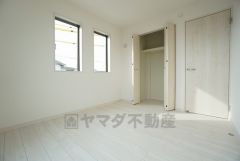 同仕様写真。暖かい日差しが差し込む洋室。たっぷり収納できるクローゼット付きでお部屋の中をすっきりと快適に保てます。
