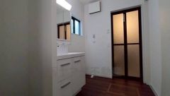 三面鏡にハンドシャワー付きで使いやすい洗面台です＾＾