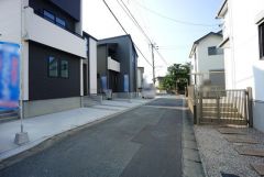 前面道路幅員：北側4.0ｍ公道。バス通りから1本入った落ち着いた住宅地＾＾