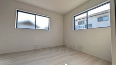 8.1帖の洋室。WICがついた使いやすい洋室です。すっきりと整理整頓できるので気持ちよくすごせます。