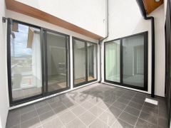 リビングや玄関、ホールから出入りできるテラスです＾＾外からの視界が入りにくいプライベート空間です＾＾