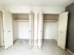 収納スペースが両サイドにしっかりあるのでご夫婦で分けてお使いいただけます＾＾