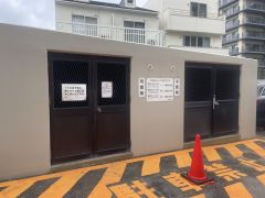 敷地内共用ゴミ捨て場あり。