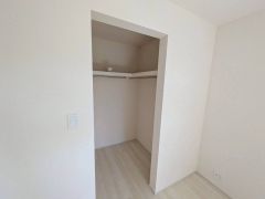 大容量のウォークインクローゼット。季節ごとのお洋服全てを収納できるので、衣替えも楽になりますね＾＾