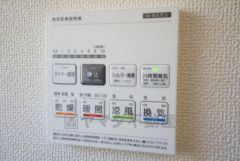 浴室暖房乾燥機には、暖房、乾燥、涼風、換気の4つの機能が付いています。タイマー付きです。換気・雨の日の洗濯も安心です＾＾