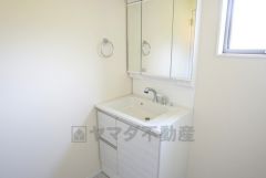 三面鏡にハンドシャワー付きで使いやすい洗面台です＾＾鏡裏と洗面ボウル下に収納付きの洗面台なので、整理整頓ができスッキリと使えます＾＾