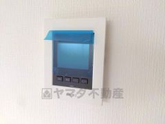 防犯性もばっちり、TVモニター付きインターホン完備。大きなモニターで玄関先を確認できます。録画機能が付いているので不在時の訪問者も確認できて安心です＾＾