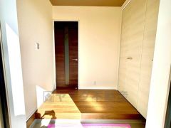 玄関扉から光の差し込む明るい玄関です。 たっぷり収納できるシューズボックス付きなので、家族全員の靴がきれいに整頓できます。