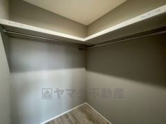 収納力豊富なウォークインクローゼット。洋服や小物などを1箇所にまとめて美しい収納を実現します。