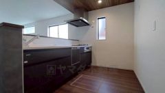 収納も、作業スペースも広々と設けられた使いやすいシステムキッチンです＾＾