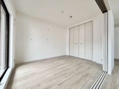 リビングからの続き間として洋室をご用意しました＾＾普段はリビングとつなげて開放的なスペースとして。来客時には客間としてお使いいただけます。