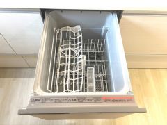 炊事時間を大幅に短縮できる食器洗浄乾燥機付き＾＾食器を洗う手間が減るので家族とのコミュニケーションの時間や自分の時間が増えますね。