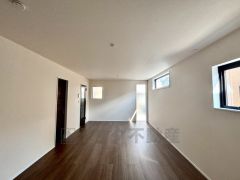 窓のあるリビングは、陽光あふれる明るい空間です。