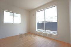 バルコニーに面していて日当たりがよく、寝室としての利用もおすすめです＾＾