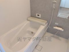 1日の疲れを癒すくつろぎのバスルーム。足を伸ばしてもゆったりと入れるサイズです。