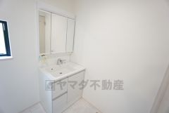 三面鏡にハンドシャワー付きで使いやすい洗面台です＾＾鏡裏と洗面ボウル下に収納付きの洗面台なので、整理整頓ができスッキリと使えます＾＾