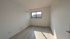 2階6帖の洋室。家具を選ばないナチュラルなフローリングとシンプルなクロスです。居室としてももちろん、収納や書斎、お子様のプレイスペースにも＾＾使い勝手が良さそうです＾＾